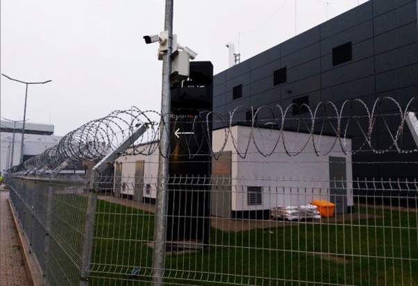 Ogrodzenie z drutu kolczastego przy budynku