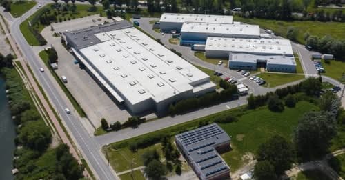 Widok z lotu ptaka na duży magazyn